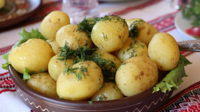 Mięso, ser żółty, ziemniaki… - czyli co i jak jadają Polacy?
