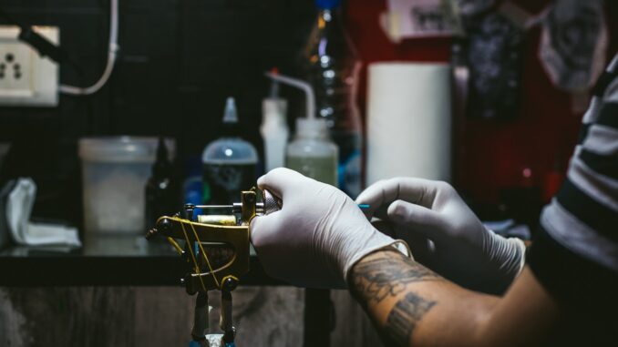 uzycie kremu znieczulajacego przy wykonywaniu tatuazu